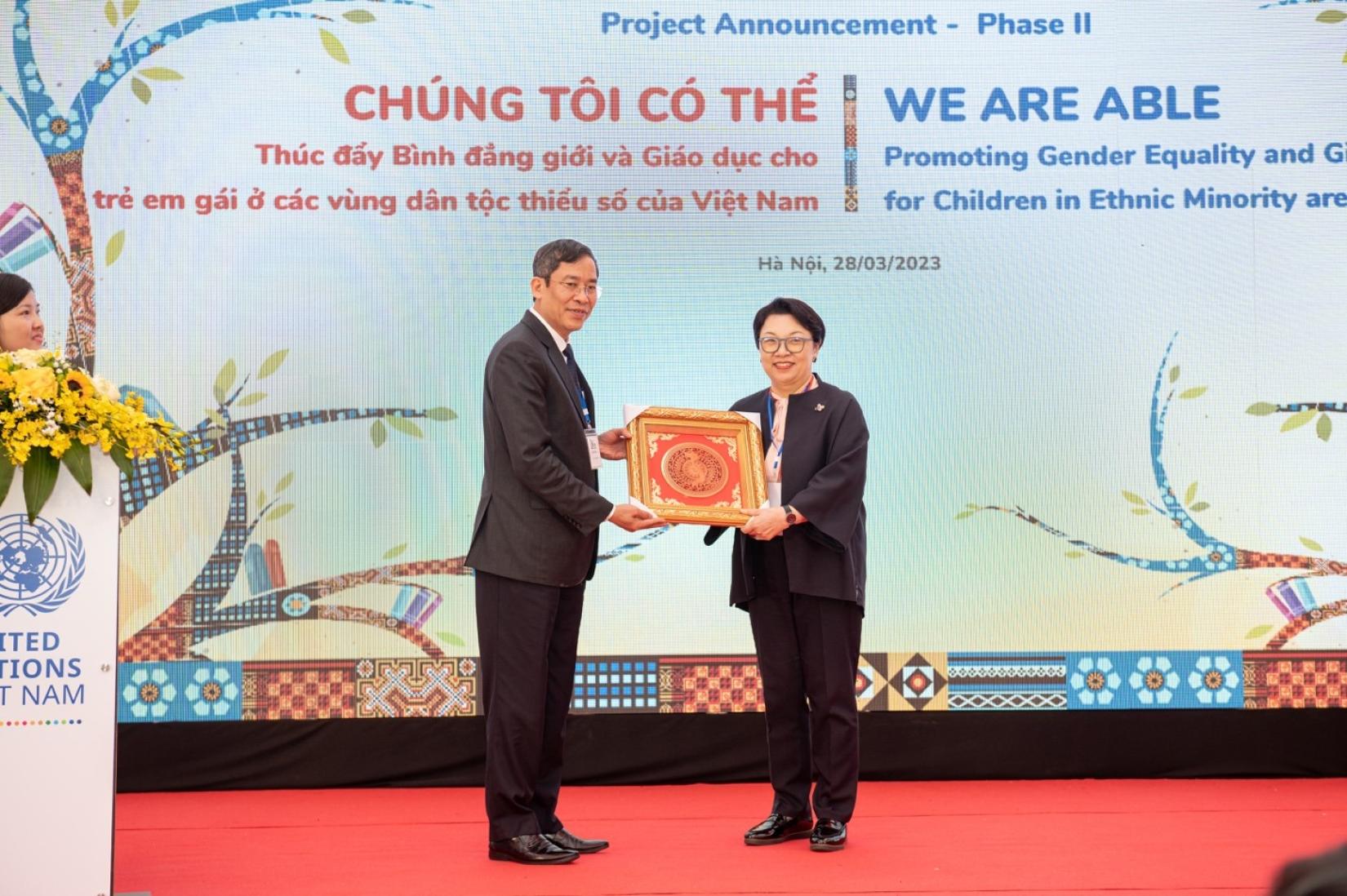 Ông Vũ Minh Đức, Bộ GD&ĐT trao thư cảm ơn cho Bà Hee Kyung Jo Min, Tập đoàn CJ