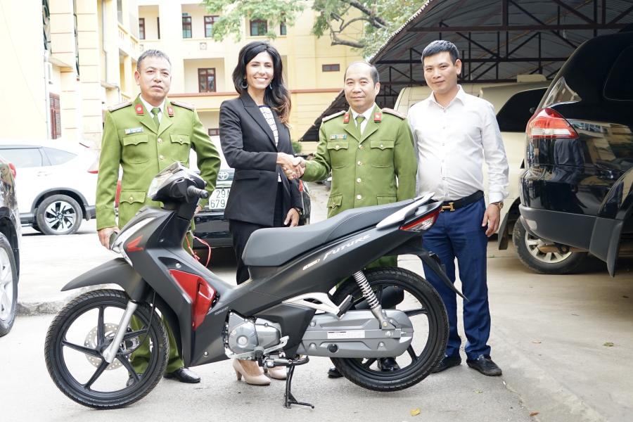 Bà Valentina Pancieri, Điều phối viên Chương trình Cấp khu vực của UNODC, bàn giao phương tiện xe gắn máy tài trợ cho cán bộ Văn phòng BLO